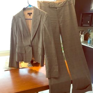 Banana Repulic Women’s Corral/Grey Business Suit
